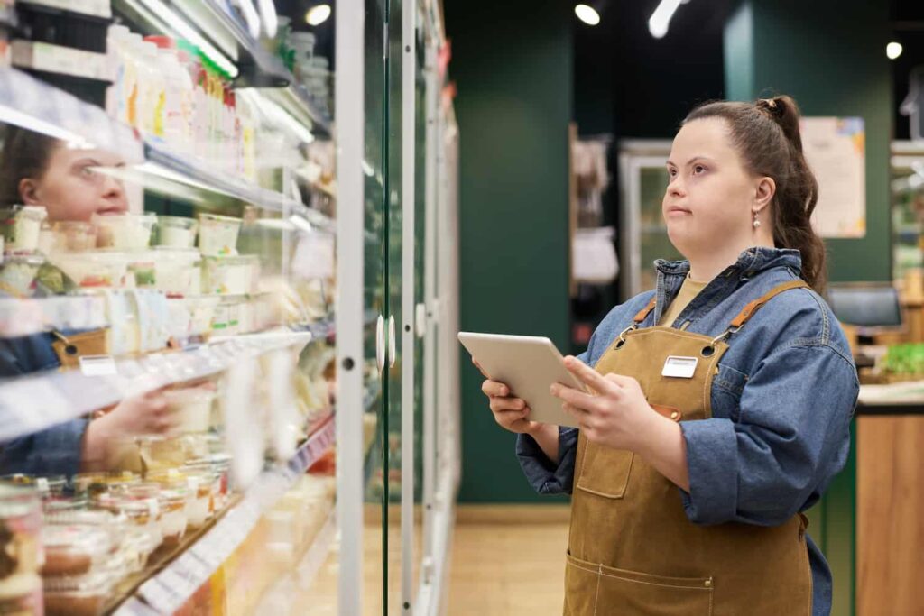 Interior de supermercado moderno exibindo sistema de gestão de estoque inteligente, com sobreposição de gráficos de controle de inventário e mapa destacando os estados de Rondônia, Amazonas, Acre, Mato Grosso, Rio de Janeiro e São Paulo.