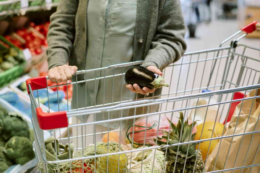 Consumo em lares brasileiros cai 4,25% em fevereiro