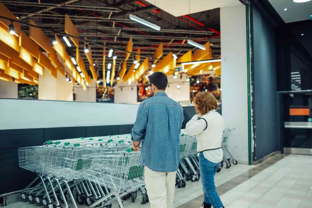 Varejo brasileiro cai 1,6% em março; e-commerce impacta